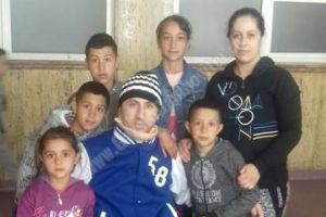 UMANITAR: Cinci copii au nevoie ca tatăl lor să meargă din nou! Bărbatul şi-a fracturat coloana la pădure