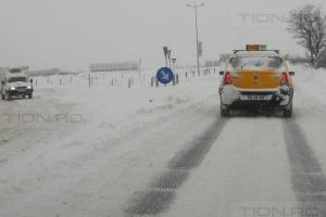 Peste 600 de tone de material antiderapant au fost folosite pe drumurile din zona de vest a Romaniei