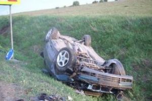 CLUJ: Accident cauzat de un şofer beat la volan. S-a răsturnat cu maşina pe marginea drumului
