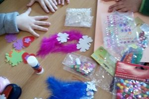 FOTO: ”Târg al Mărţişorului”, în şcolile din comuna Meteş. Simbolurile primăverii, confecţionate de elevi cu materiale cumpărate din bani alocaţi din bugetul primăriei