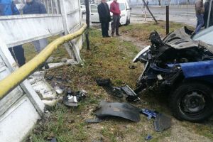 A intrat cu maşina într-o ţeavă de gaz. Șoferul era băut bine