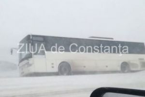 Vremea rea face victime la Constanta. Pe DN3 doua tiruri si un autobuz au iesit de pe carosabil. O masina a derapat si a ajuns in sant pe DN 22 (galerie foto+video)     