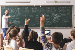 Elevii din două localităţi arădene, implicaţi într-un proiect de educaţie nonformală. Despre ce este vorba