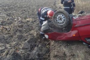 Accident în Carei. Șofer transportat la spital după ce a ajuns cu maşina în şanţ