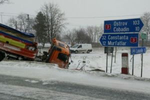 Utilaj de deszapezire al DRDP Constanta implicat intr-un eveniment rutier la Ciocarlia de Sus