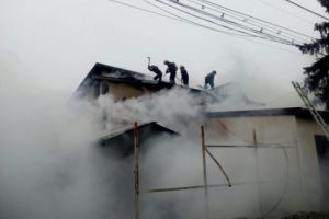 Incendiu pe strada Izvoare din Ploiesti. O casa a fost cuprinsa de flacari, un barbat a suferit arsuri de gradul II si III