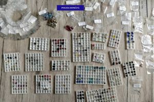 Suspectată de evaziune fiscală: Accesorii din argint şi cristale Swarovski au fost confiscate din casa unei orădence