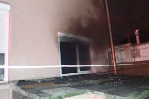 FOTO. Casă incendiată la Satu Mare. Piroman căutat de poliţişti