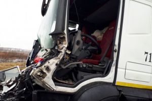 Accident pe DN 1, la Banesti, intre un autobuz cu pasageri si o vidanja