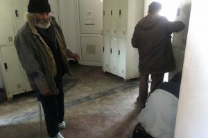 Politistii ploiesteni incearca sa transfere persoanele fara adapost la Centrul Social. Culmea, dar unele refuza!