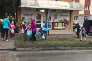 VIDEO: Voluntari din Aiud au strâns gunoiul de pe stradă, în timp ce au făcut jogging. Acţiune după model suedez, organizată de un consilier local