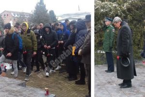 Ambasadorul Rusiei a sărbatorit Ziua Armatei Roşii la Târgovişte, departe de ochii presei. Elevi, cu flori în mâini, au fost aduşi la eveniment