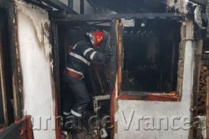 OROARE! Casă incendiată în Bacău pentru ascundere unei crime duble! Una dintre victime, un copil de 2 ani