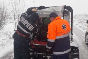 Drumuri inchise si masini inzapezite/ Viscolul îngreunează intervenţia autorităţilor