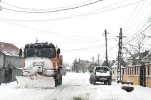 Pe DJ 503, de la autostradă spre Oarja, s-a lucrat intens la deszăpezire