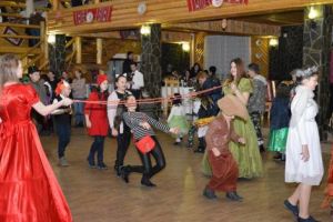 Distracţie cu mesaj, la Carnavalul Pădurii