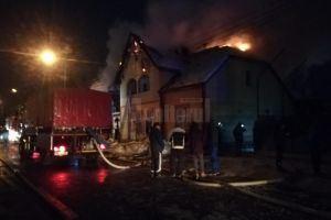 Două case cuprinse de un puternic incendiu la Rădăuţi. Un bătrân de 90 de ani a murit