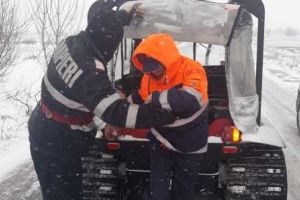 O masina in care se afla si un copil a ramas inzapezita intre Văcăreşti şi Satul Vechi