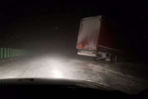 TIR proiectat in sant pe Autostrada A2 din cauza viscolului