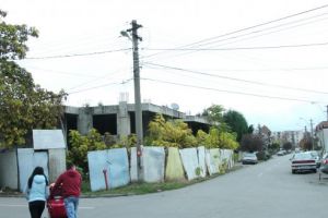 Primăria Deva angajează avocat pentru a o reprezenta în instanţă. Din 2010, nişte deveni se luptă ca un bloc de 11 niveluri să nu răsară între casele lor