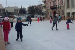 Se extinde programul patinajului pentru public pe patinoarul din centrul oraşului