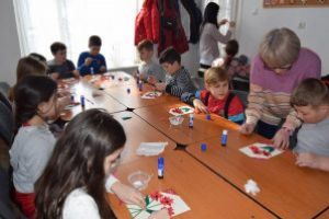 Felicitări pentru mame, confecţionate de elevi la Muzeul Oltului şi Mureşului Superior