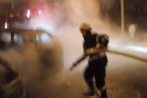 Incendiu violent la Tulcea. O masina a fost cuprinsa de flacari. Focul s-a extins si la autoturismul parcat in apropiere (galerie foto)