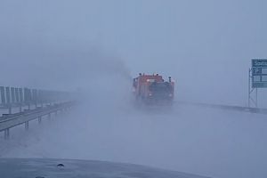 Utilajele de la DRDP Constanta au actionat toata noaptea pentru deszapezire. Viscolul a impiedicat activitatea drumarilor