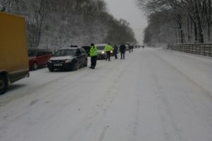 Zeci de autoturisme blocate pe DN3 Constanta-Valu lui Traian. Politistii au venit in ajutorul soferilor (galerie foto)