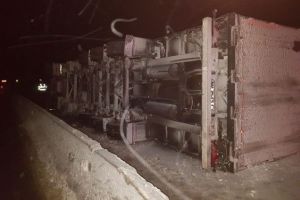 TIR răsturnat pe DN1, pe Dealul Perşaniului