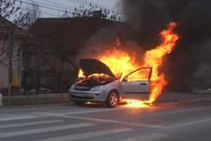 Maşină distrusă de flacari la Cluj - VIDEO