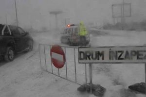 CNAIR: Două autostrăzi şi 25 de drumuri naţionale închise circulaţiei, marţi dimineaţa, din cauza vremii nefavorabile