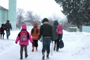 Elevi din mai multe localităţi din Alba nu au putut ajunge la şcoli din cauza zăpezii