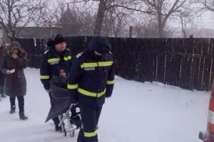 Pompierii ISU Delta chemati in ajutorul unei femei din Agighiol, judetul Tulcea. Victima transportata pe brate pana la ambulanta