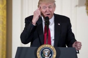 Ofiţerul numit LAȘ de Trump SE APĂRĂ după ce a fost acuzat că nu a intervenit în ATACUL ARMAT din Florida