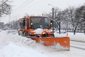 Firmele de deszăpezire din Braşov, riscă să rămână fără material antiderapant