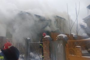 Alerta la Tulcea. Un incendiu a cuprins o locuinta din municipiu. Flacarile ameninta sa se extindpa si la casele invecinate