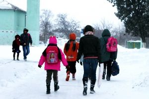 Școli închise din cauza drumurilor pline de nămeţi