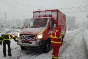 Noapte albă pentru echipajele de salvare: maşini înzăpezite şi bolnavi blocaţi în nămeţi