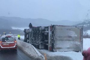 FOTO Trafic îngreunat pe DN1 între Braşov şi Sibiu. Un TIR răsturnat