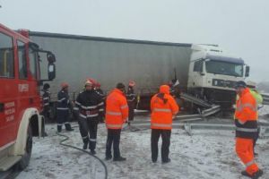 Trafic BLOCAT, pe A1, pe sensul Simeria-Sibiu. Un TIR a derapat