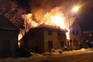 Bătrân carbonizat într-un incendiu extrem de violent care a cuprins două gospodării