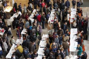 Șomerii mai în vârstă, angajaţi în număr aproape la fel de mare ca cei tineri