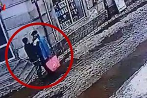 Bătrân îmbrăţişat, pupat şi lăsat fără portofelul cu bani, de un „coleg” din armată