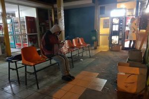 Între 15 şi 20 de oameni ai străzii, duşi seară de seară de poliţişti la azilul de ...