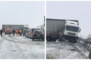 FOTO: Accident pe autostrada A1, sensul Deva-Sibiu după ce un autotren a derapat. Circulaţia este blocată