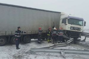 FOTO – Trafic blocat pe A1, Sibiu – Deva. Un TIR a derapat