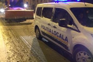 Poliţia Locală, LA DATORIE pentru a asigura fluidizarea TRAFICULUI în aceste condiţii de vreme rea (FOTO)