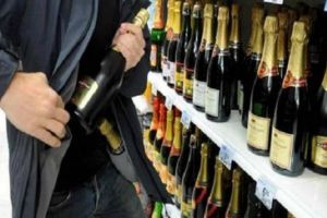 Dosar penal pentru un tânăr de 21 de ani din Blaj. A furat băuturi alcoolice dintr-un magazin din oraş