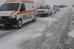 Autorităţile din două judeţe s-au mobilizat pentru salvarea unei fetiţe bolnave, la care nu poate ajunge ambulanţa